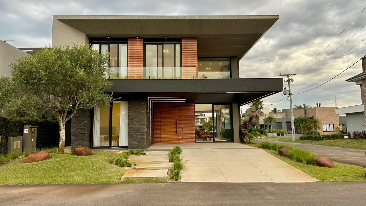 CASA DE ESQUINA NO MALIBU, PROJETO CONTEMPORÂNEO E BEIRA LAGO, PRONTA PARA USUFRUIR!