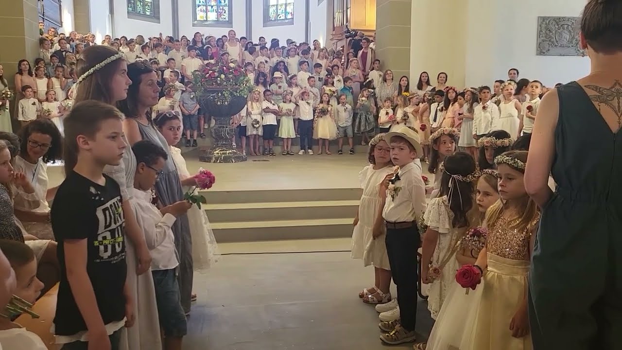 Die Zofinger Sch&uuml;lerinnen und Sch&uuml;ler singen in Stadtkirche das Lied 