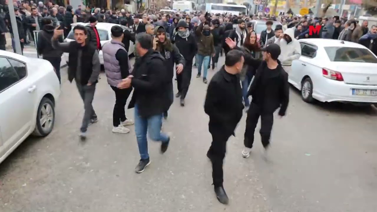 BİNLER POLİS BARİKATINI AŞTI: MÜRŞİTPINAR SINIR KAPISINI AÇIN