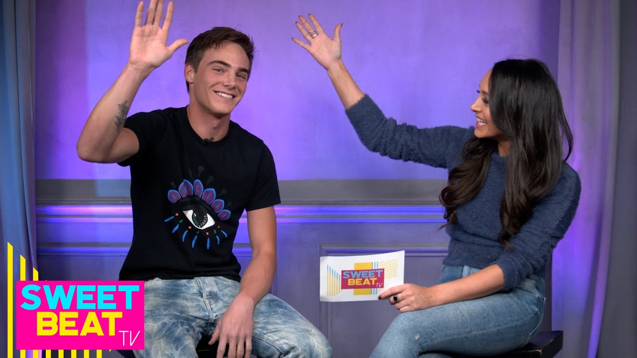 Кевин Куинн поёт классические песни Disney и общается на DoSomething.org | SweetBeat TV
