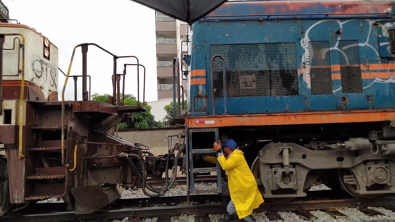 Um pouco de manobras ferroviárias debaixo da chuva no pátio de Perdões