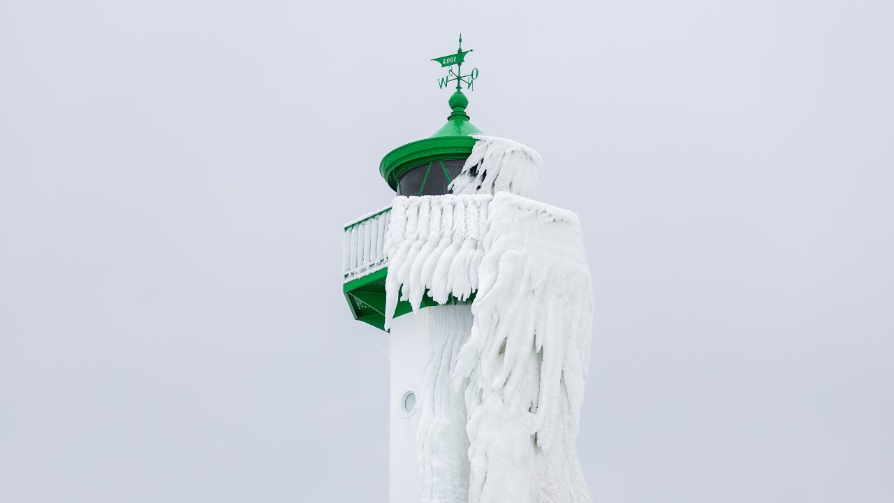 Germany&rsquo;s Frozen Lighthouse 🇩🇪 | R&uuml;gen (Sassnitz) Turns Into an Ice Monument