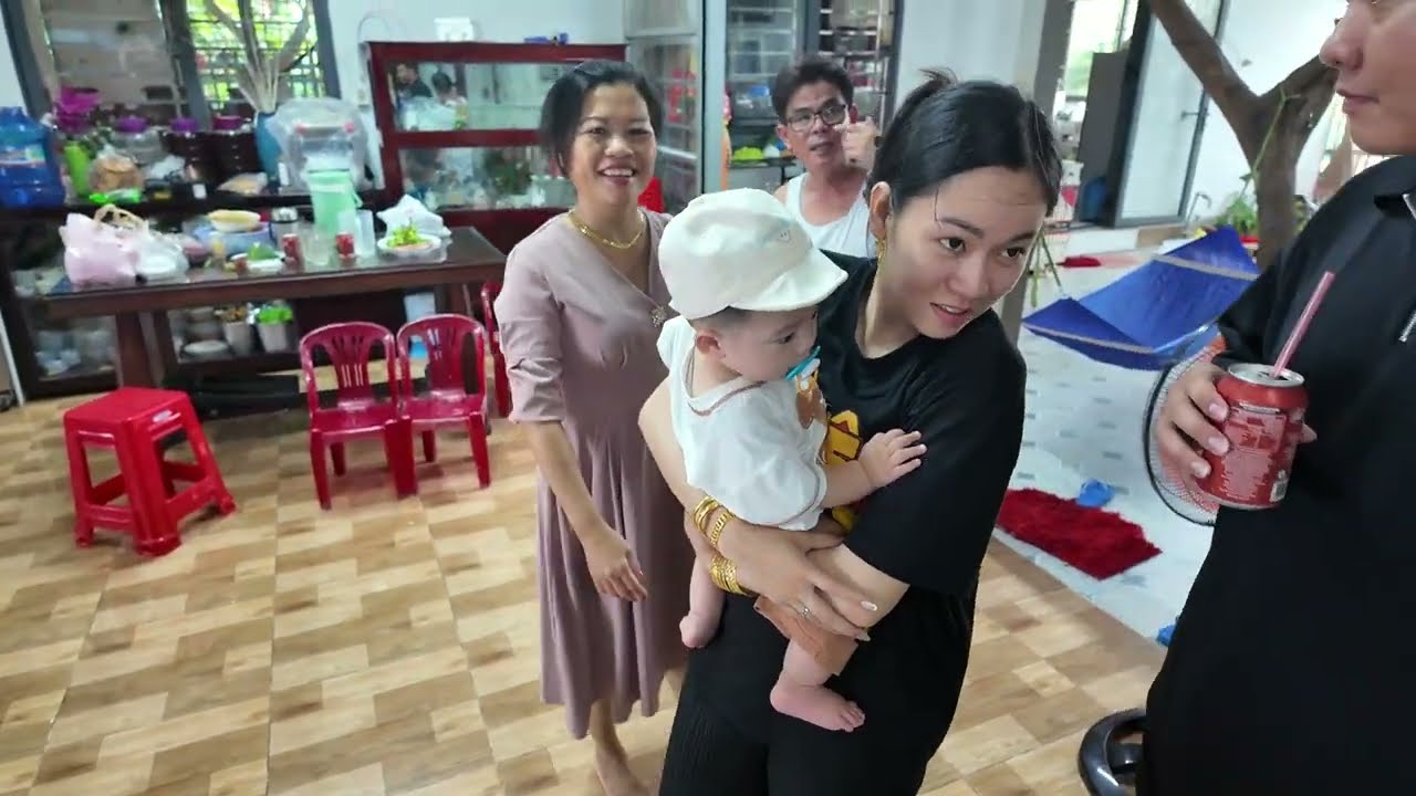Út 14 cùng cô dâu mới về cảm ơn gia đình Nam Việt phụ giúp đám cưới