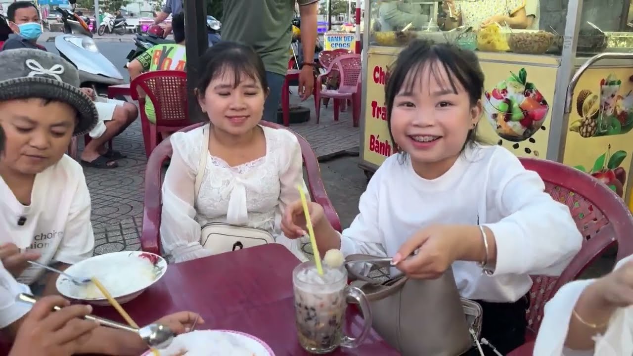 Cả nh&oacute;m được chị kh&aacute;n giả dẫn đi ăn ch&egrave; v&agrave; buổi tối vui nhộn c&ugrave;ng Huy T&iacute; Hon