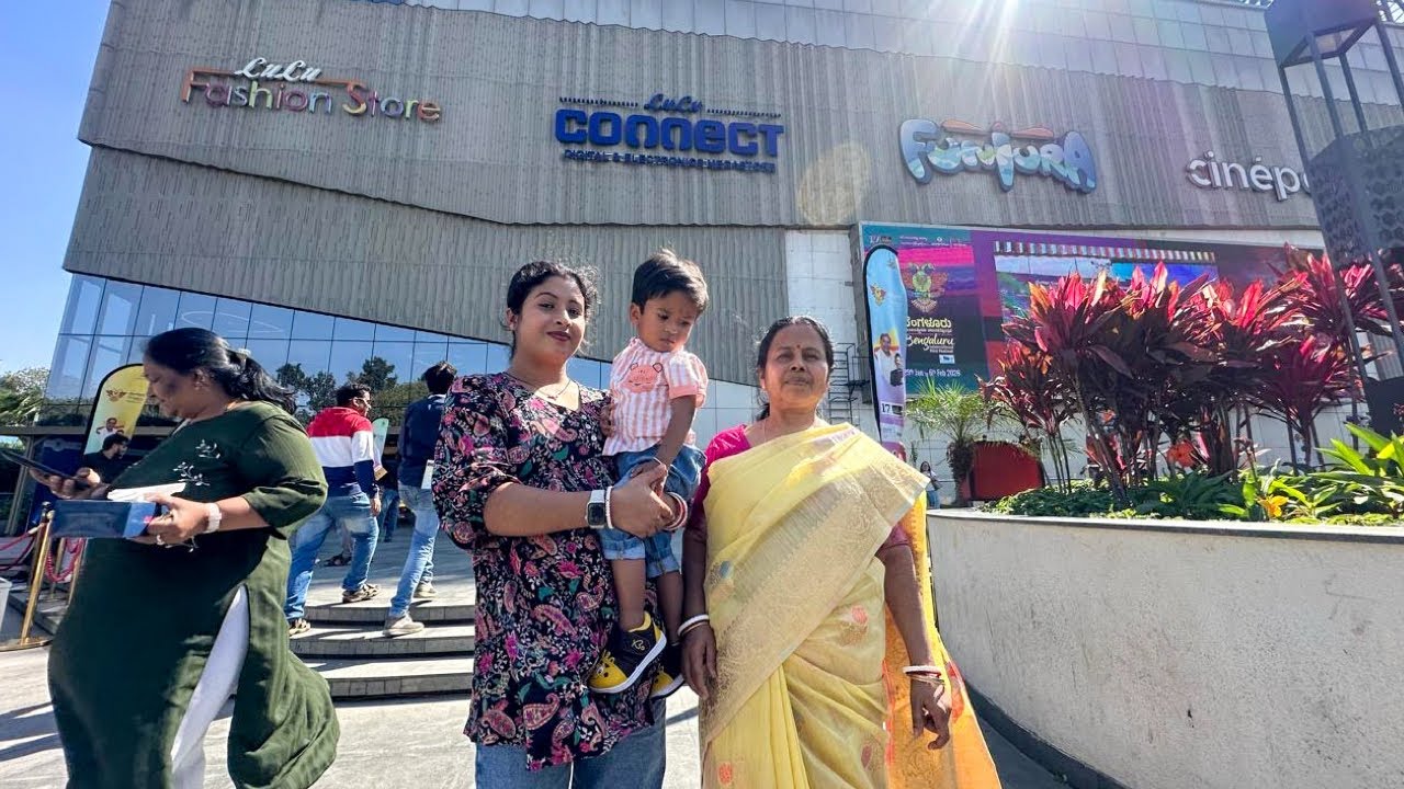 আমরা সবাই প্রথমবারে এত বড় মলে গেলাম |