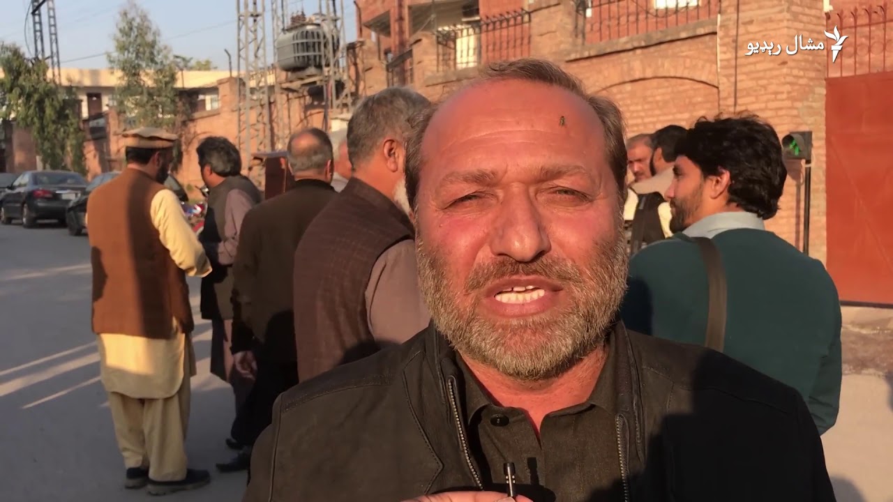 پېښور: پر رسنیو د بندیزونو خلاف د خبریالانو لاریون