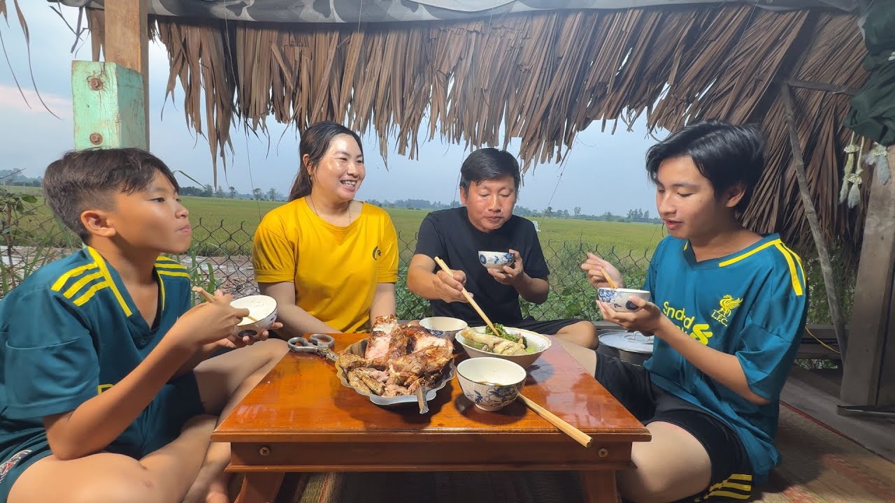 Bữa Cơm Đoàn Viên,Gia Lạc Đã biết phụ mẹ trong việc bếp núc