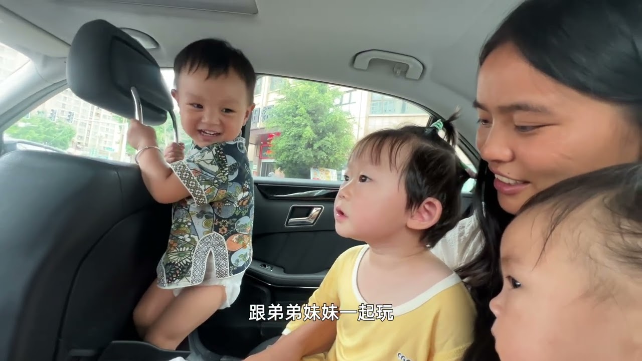 今天我负责带孙子孙女，他们自己购物也太好玩了，这一刻比什么都幸福