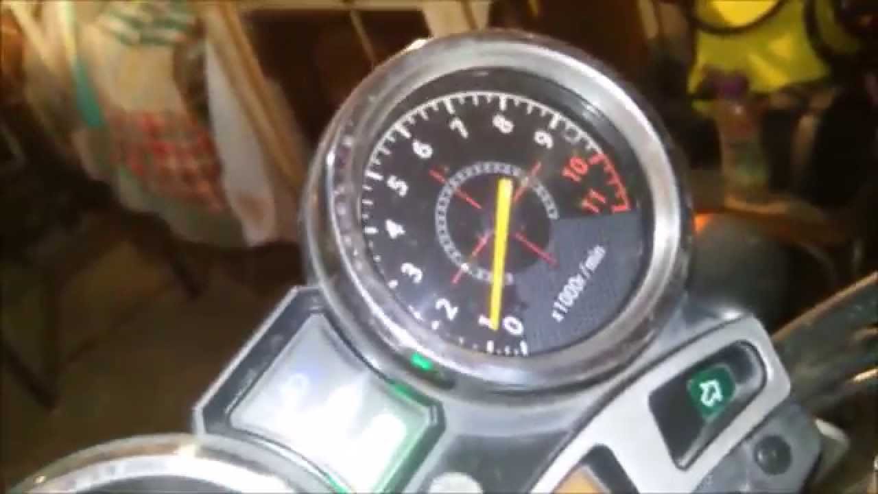 Yamaha Fazer 250 - Ajuste da folga do cabo do acelerador e ajuste da marcha lenta