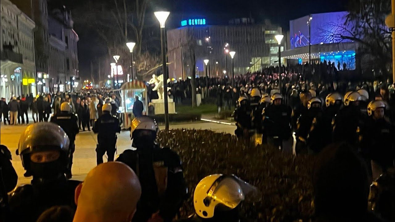 Tenzija u Novom Sadu. Policija kreće da potiskuje građane. Video:mojnovisad