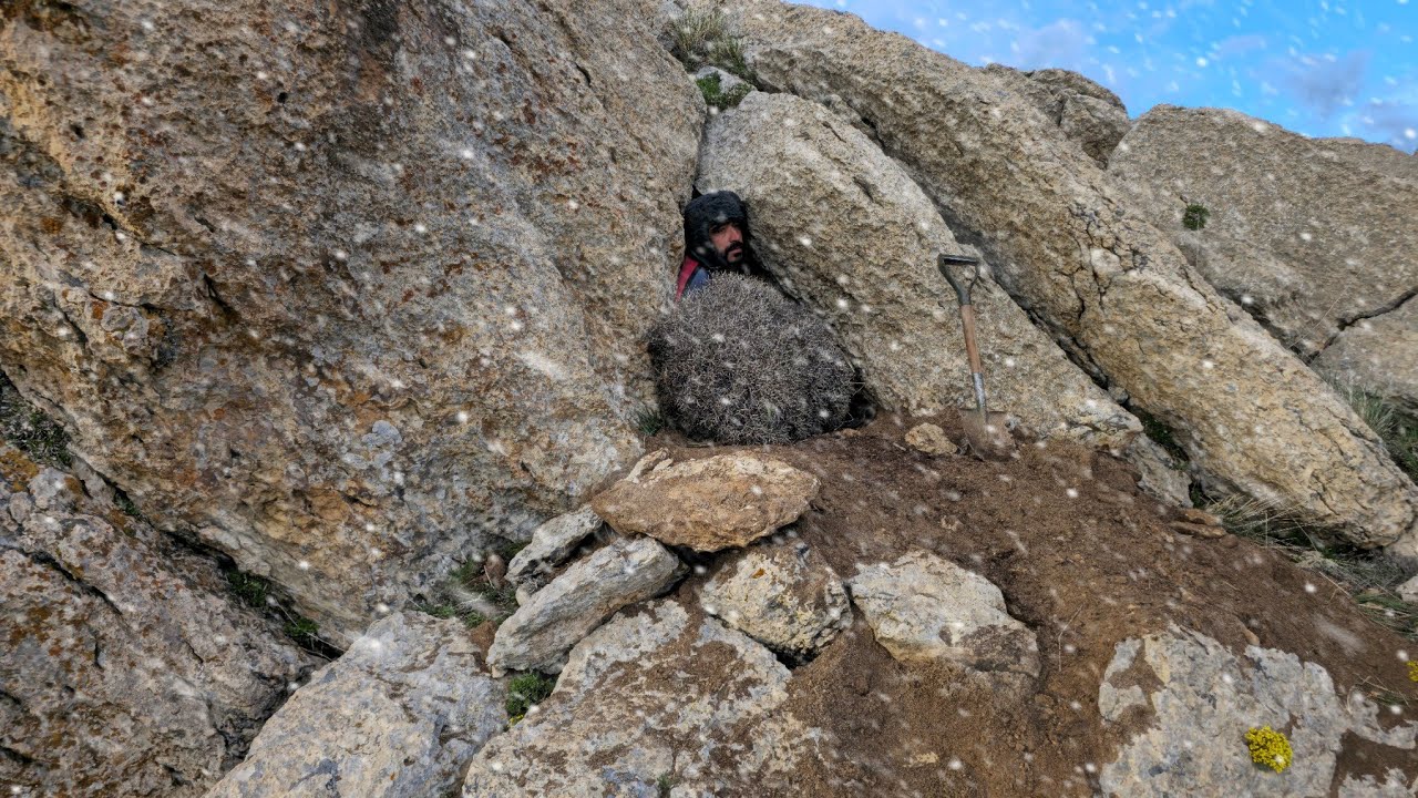 Extrem cold weather camping/Building a survival shelter under a hailstorm/Caught in thunderstorm