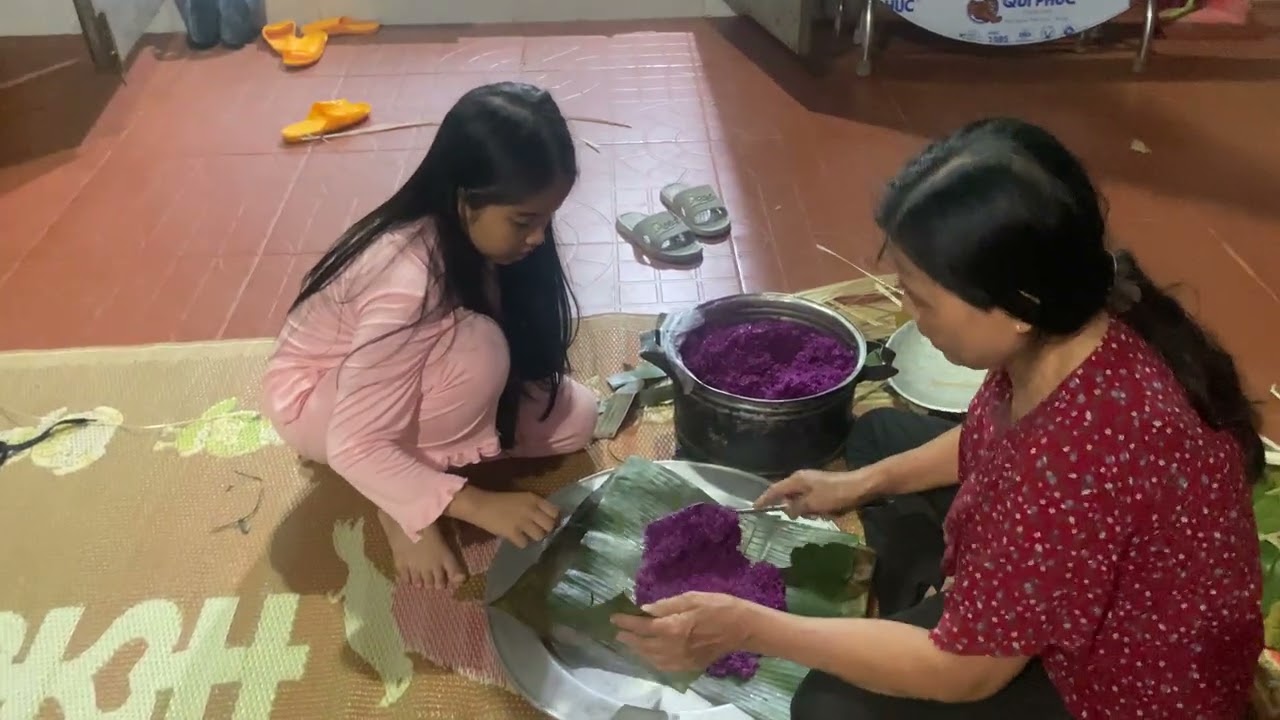 Hổ Gạo tập làm bánh tét