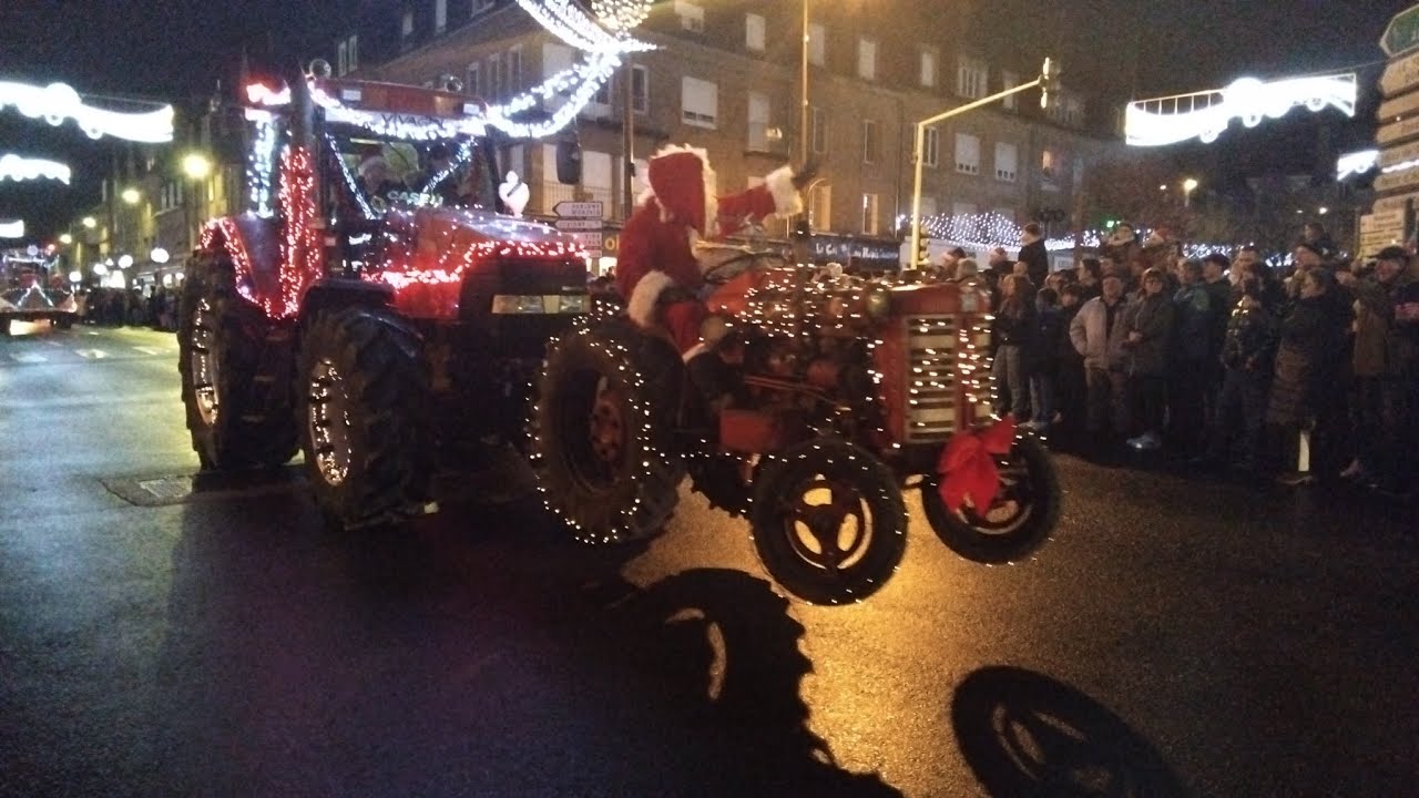 Défilé de tracteurs illuminés St Hilaire du Harcouët.