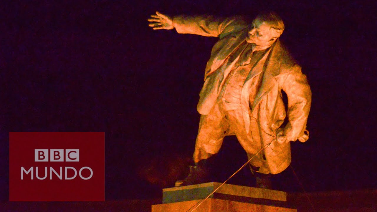 Manifestantes derriban estatua de Lenin en Ucrania - BBC Mundo