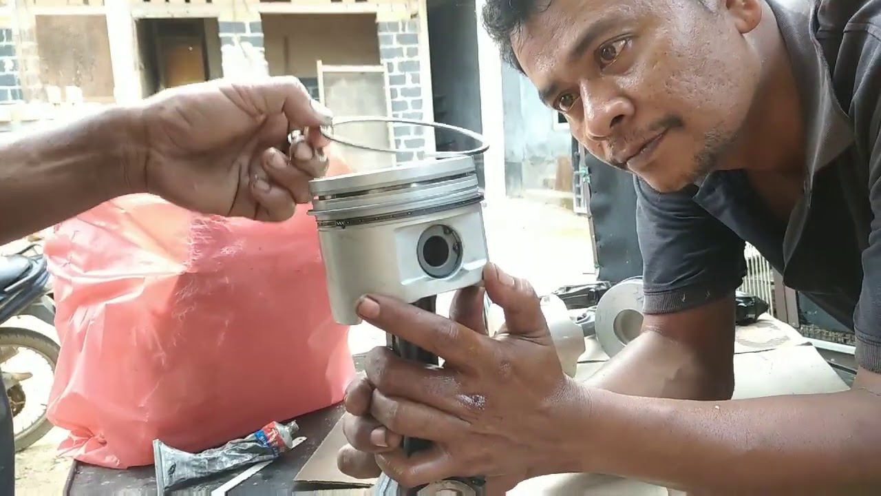 Merakit mesin Dyna 14B.