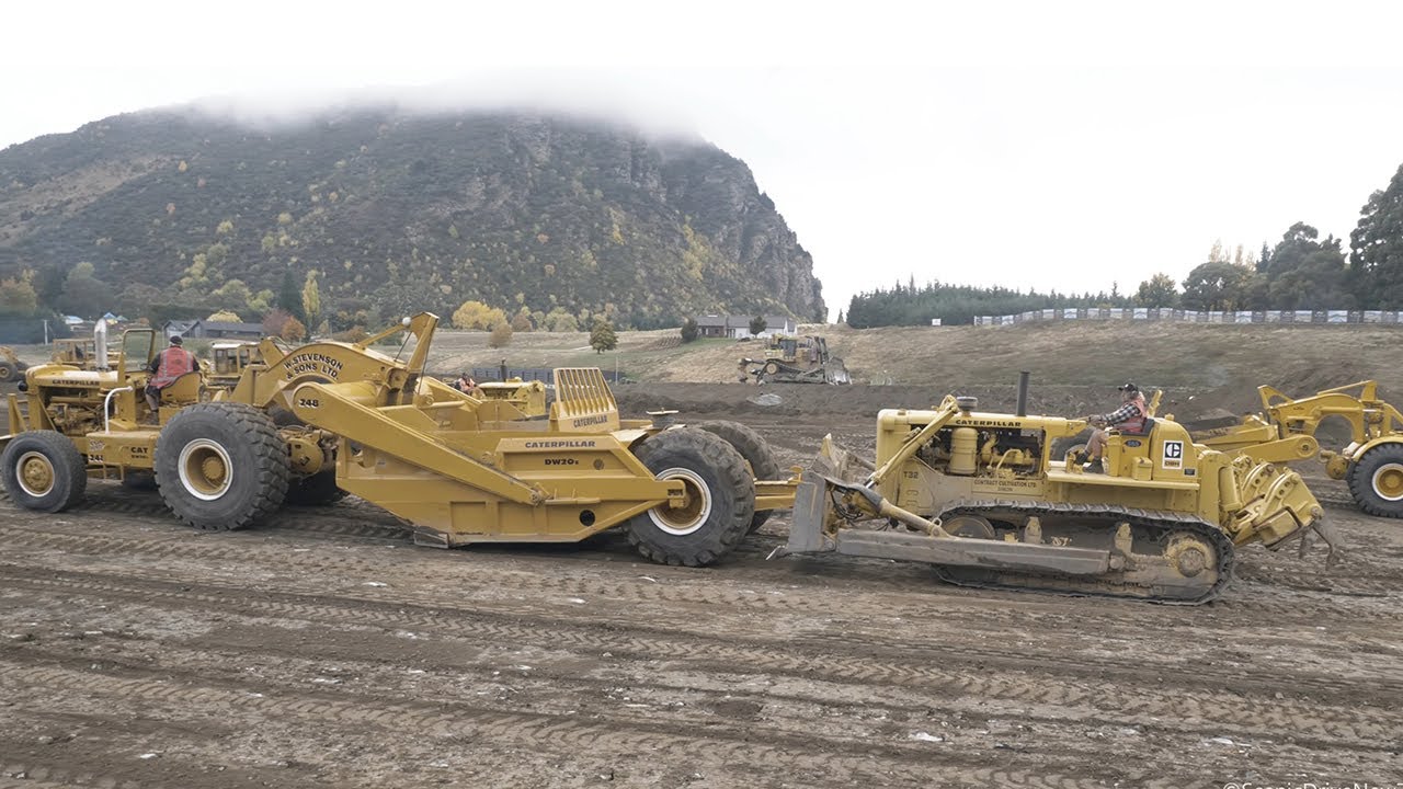 Caterpillar D8H Bulldozer pushing a Caterpillar DW20E Scraper