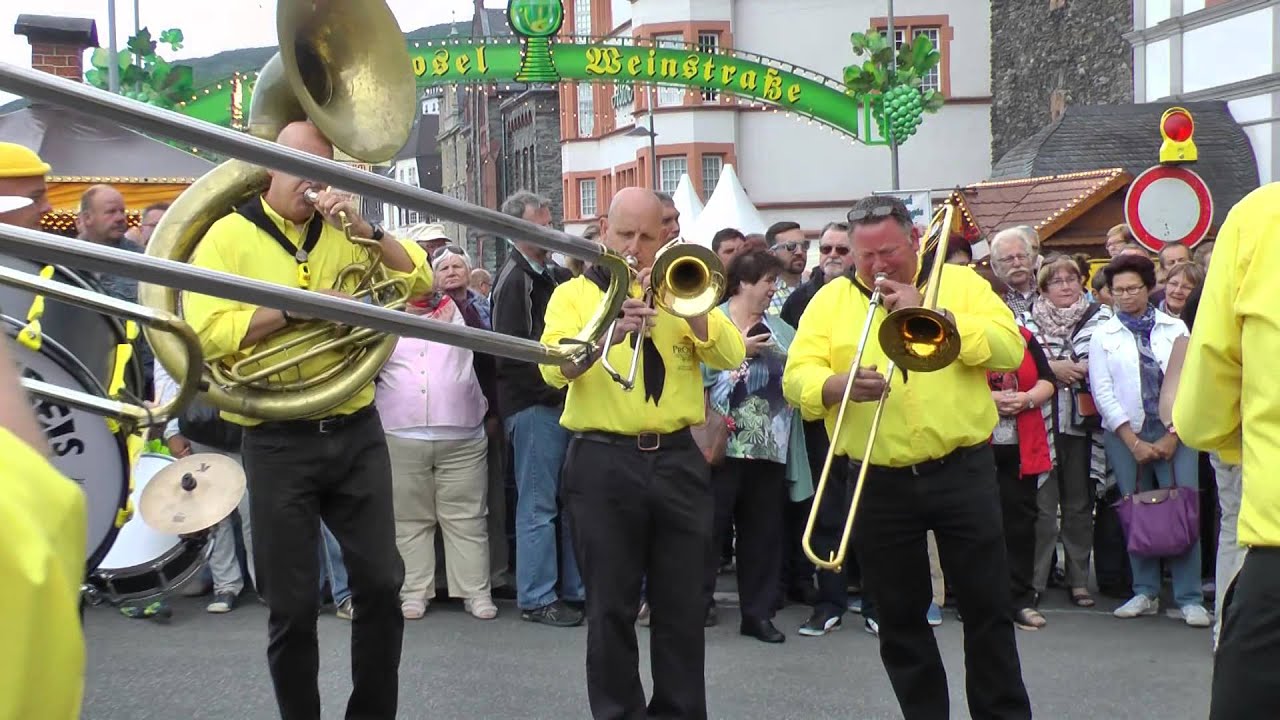 De Zwiebels gaan voor de optocht uit over de brug - wijnfeesten Bernkastel 2015 2015