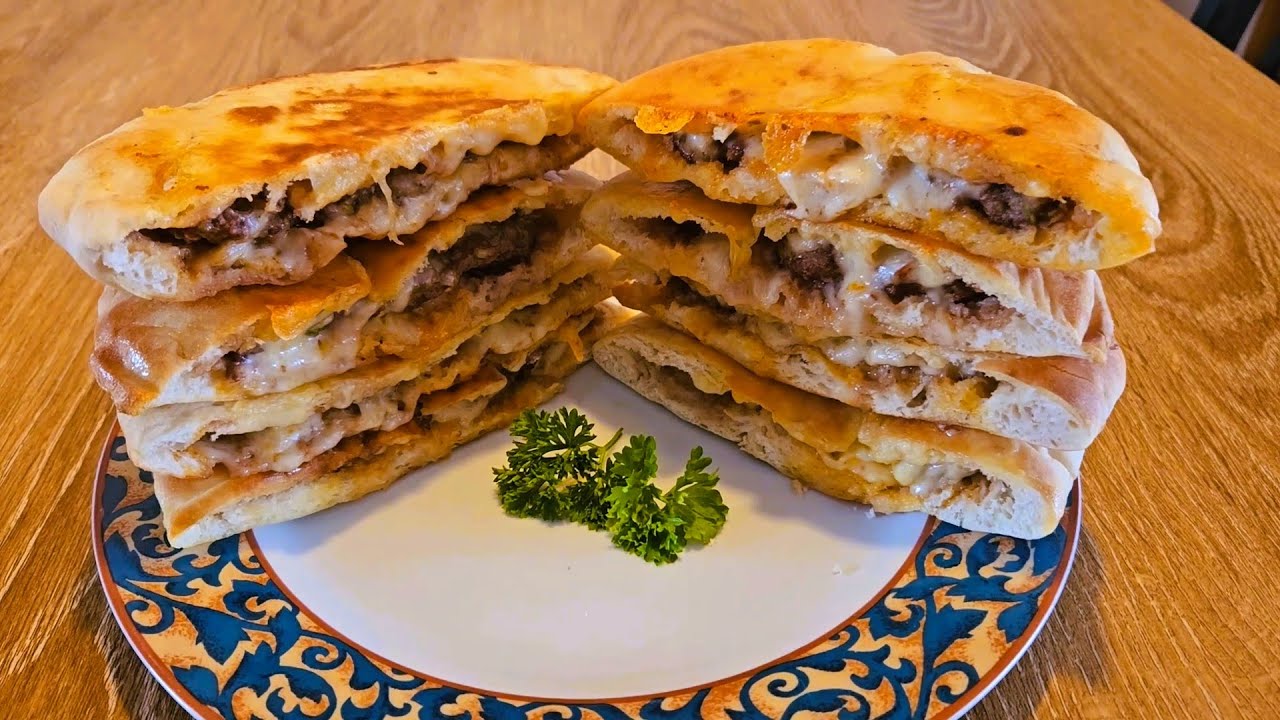 Hawawshi/Arayes (Pains plats garnis de viande épicée et de fromage) - Recette égyptienne