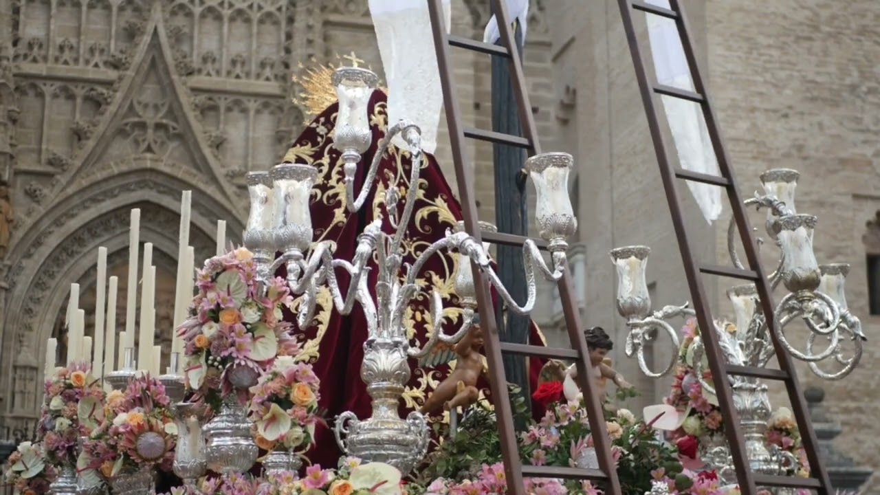 La Virgen de los Desamparados en la  Plaza Virgen de los Reyes de Sevilla 2025. @BMLaPuebla