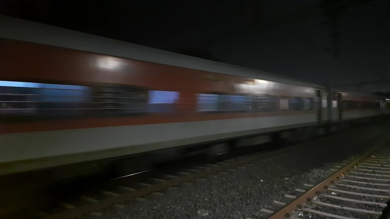 [4K] 19301 Dr.Ambedkar Nagar - Yesvantpur Weekly Express with VSKP WAP-7 obliterating Rau at 110Kmph
