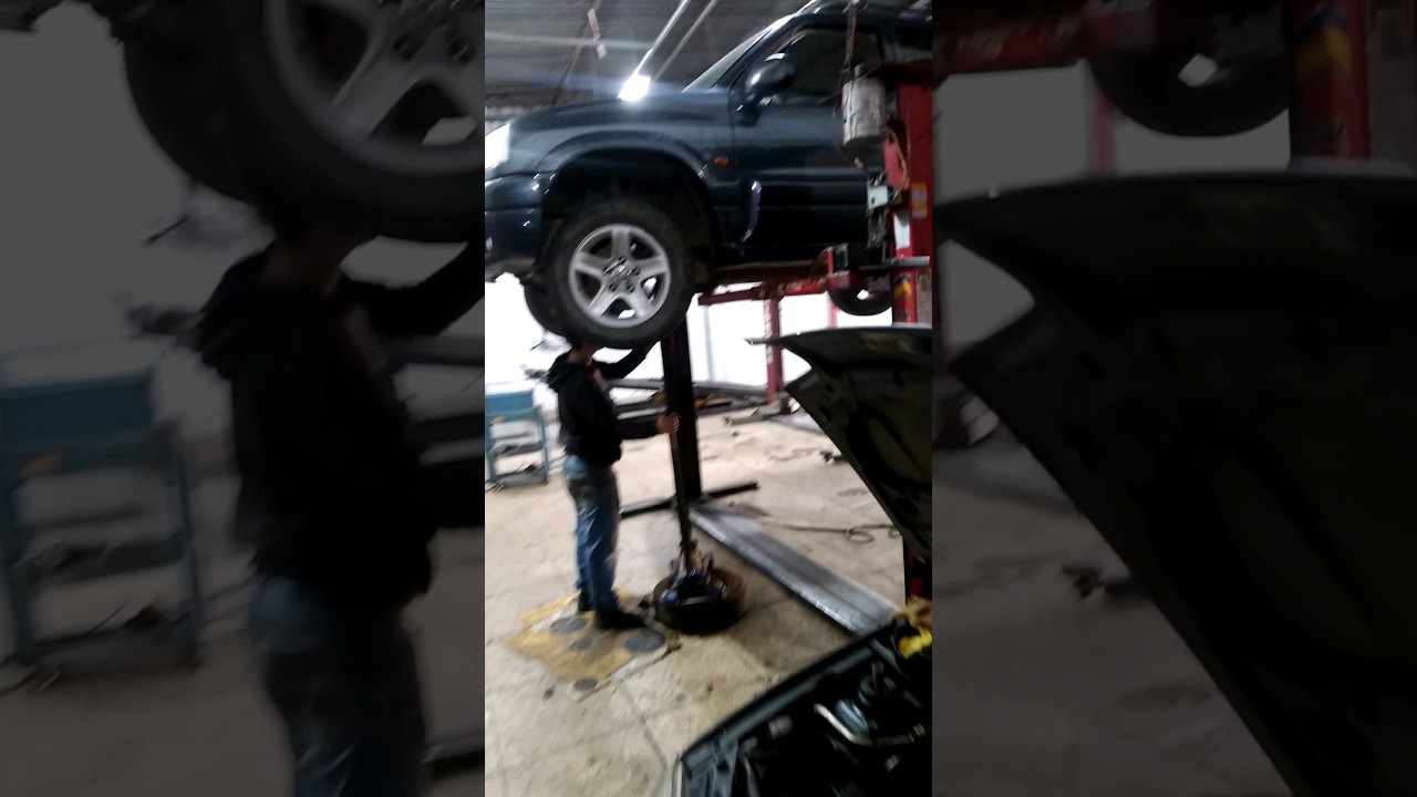 mec&acirc;nico quase deixou carro cair do elevador momento exato😱