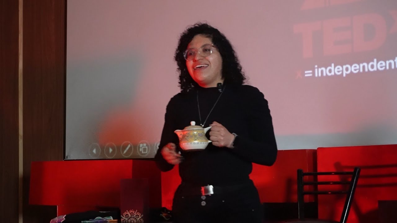 La Mentira de La Única Profesión | Gabriela Urquieta | TEDxUMSA