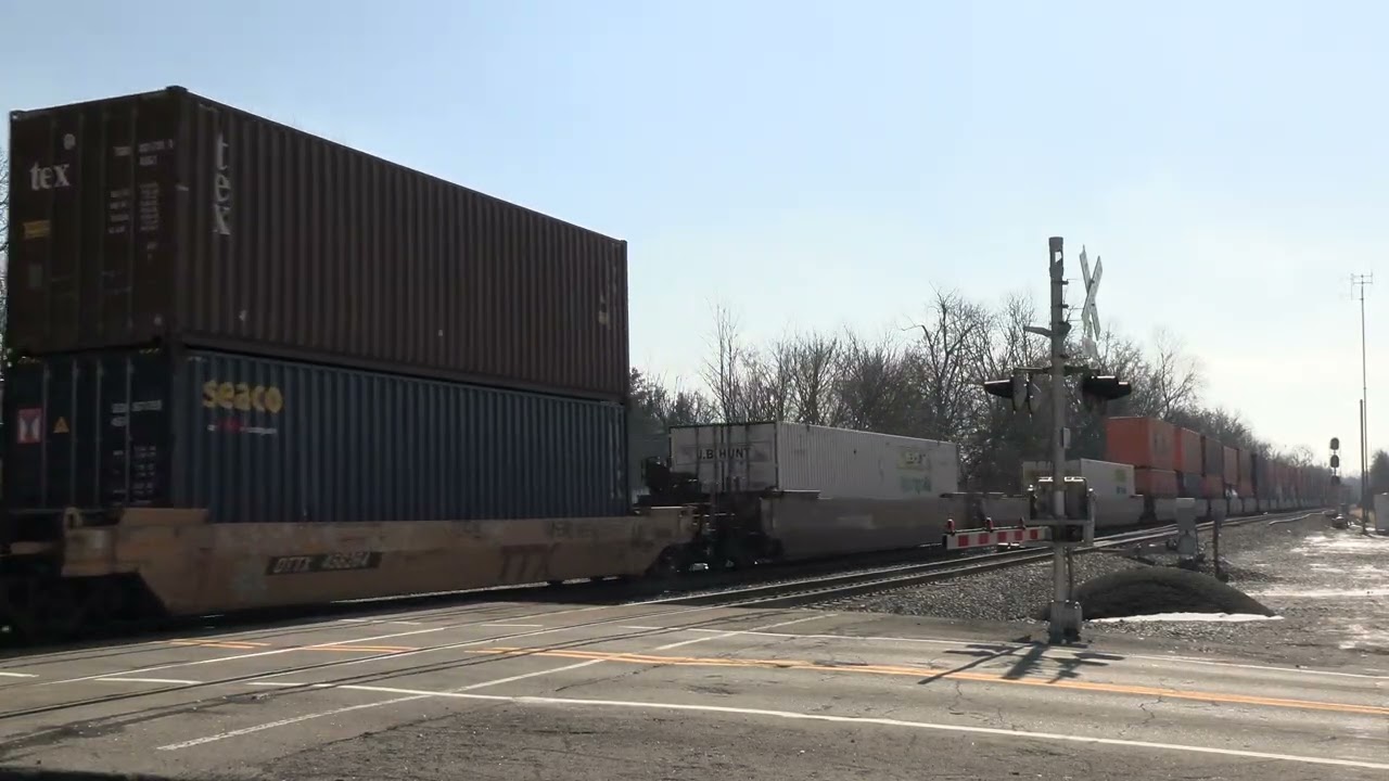 NORFOLK SOUTHERN EMD SD70ACE Northbound Intermodal Container Train