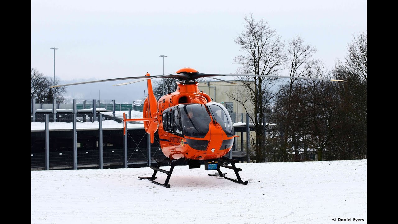 Rettungshubschrauber startet im Schnee