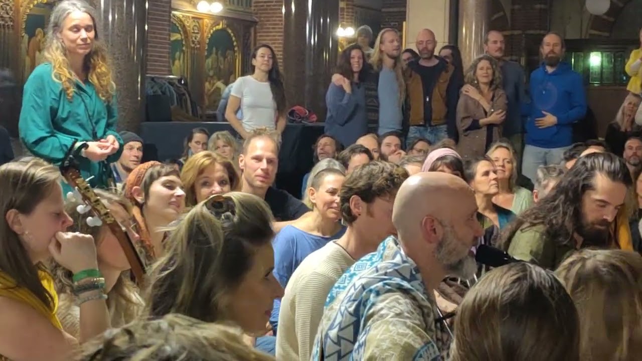 JaMantra bij Uria Tsur + friends zangcirkel XXL 7 dec 2025 in de Dominicuskerk Amsterdam