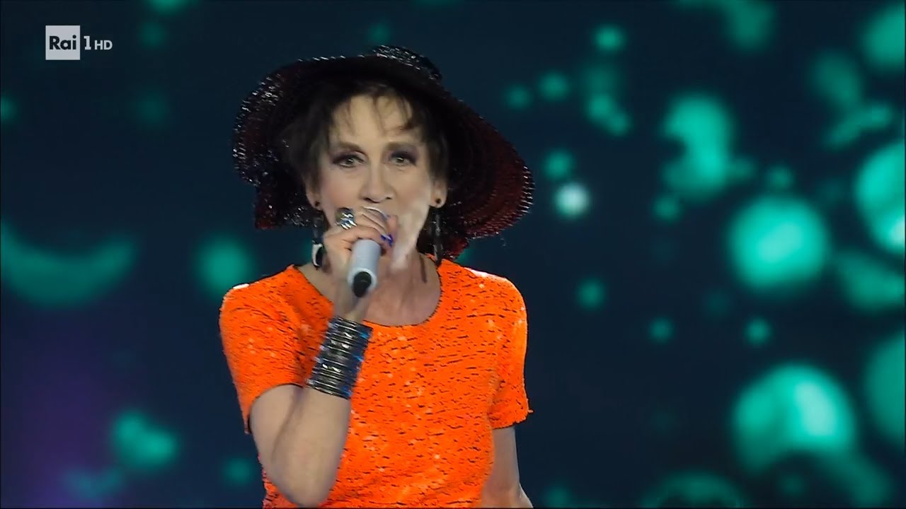 Caroline Loeb  canta 