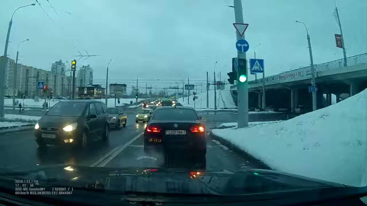Троллейбус отбросил свой рог. Летающие рога в Минске.