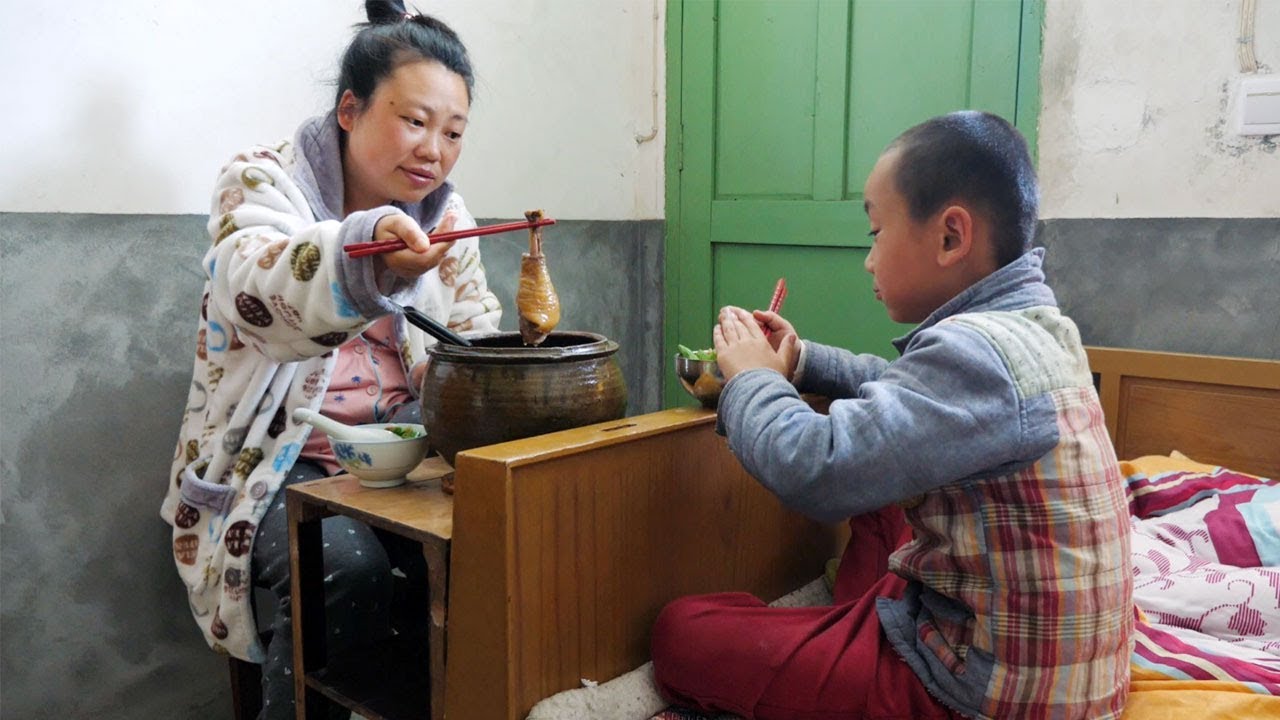 坐月子第8天，兩兒子會伺候媽媽，胃口好8天吃了5只雞
