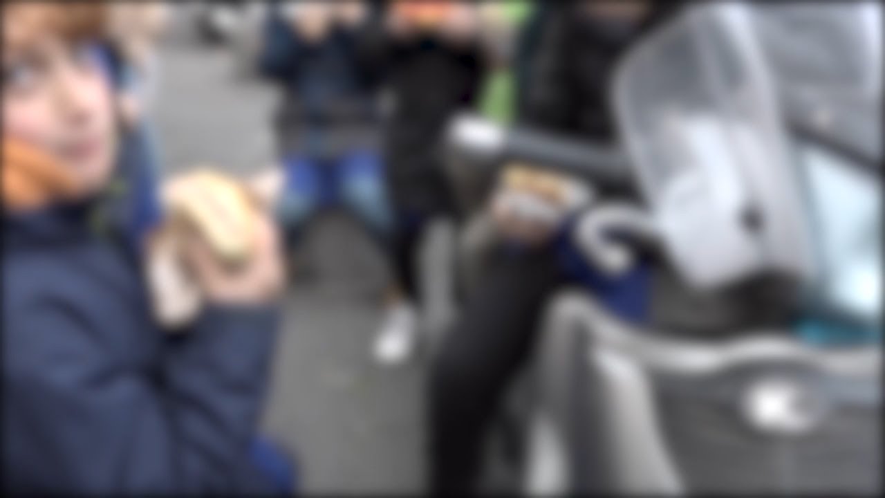 Vermi nella pasta, studenti mangiano in strada