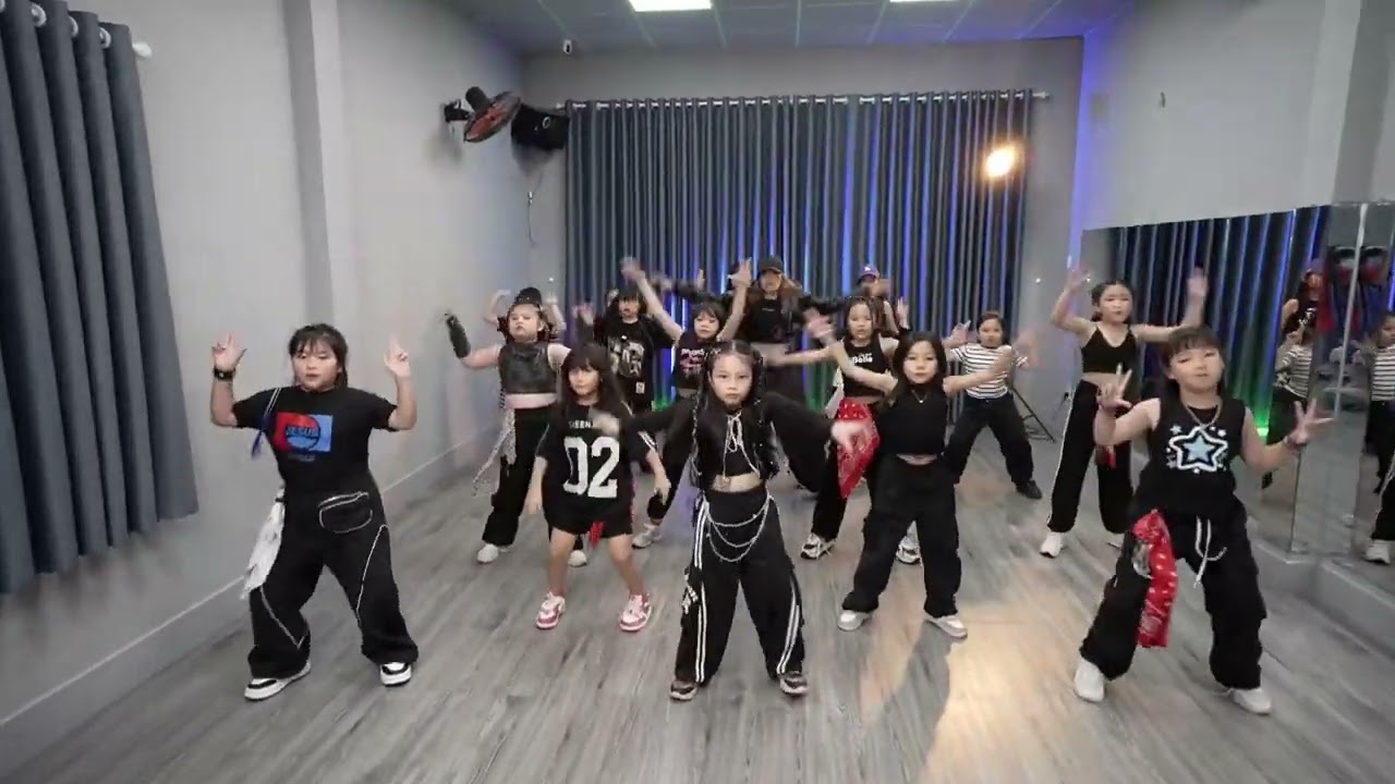 TAKI TAKI Nhảy nhóm cùng Cô và bạn