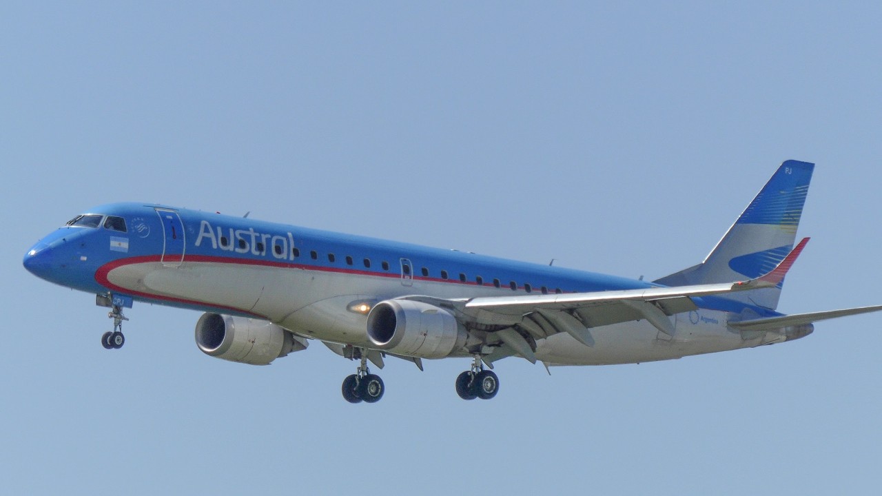 Aerolíneas Argentinas Embraer 190 LV-CPJ aterrizando en el Aeropuerto de Cordoba