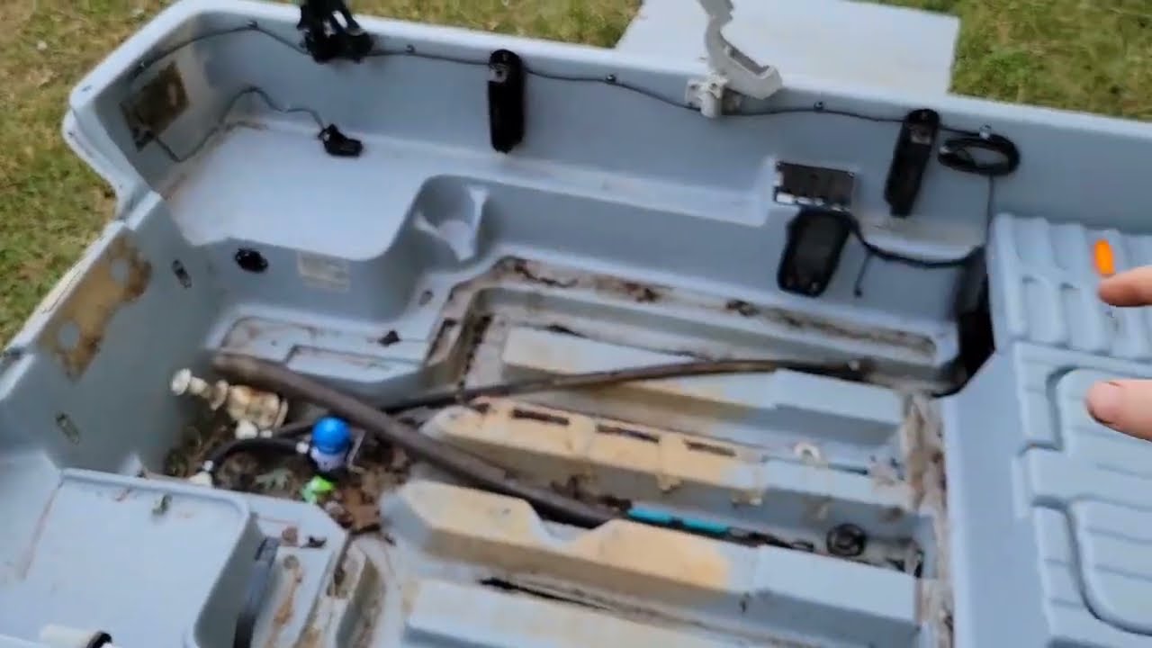 basstender 11.3 splitting hull to get to transom (part 1)