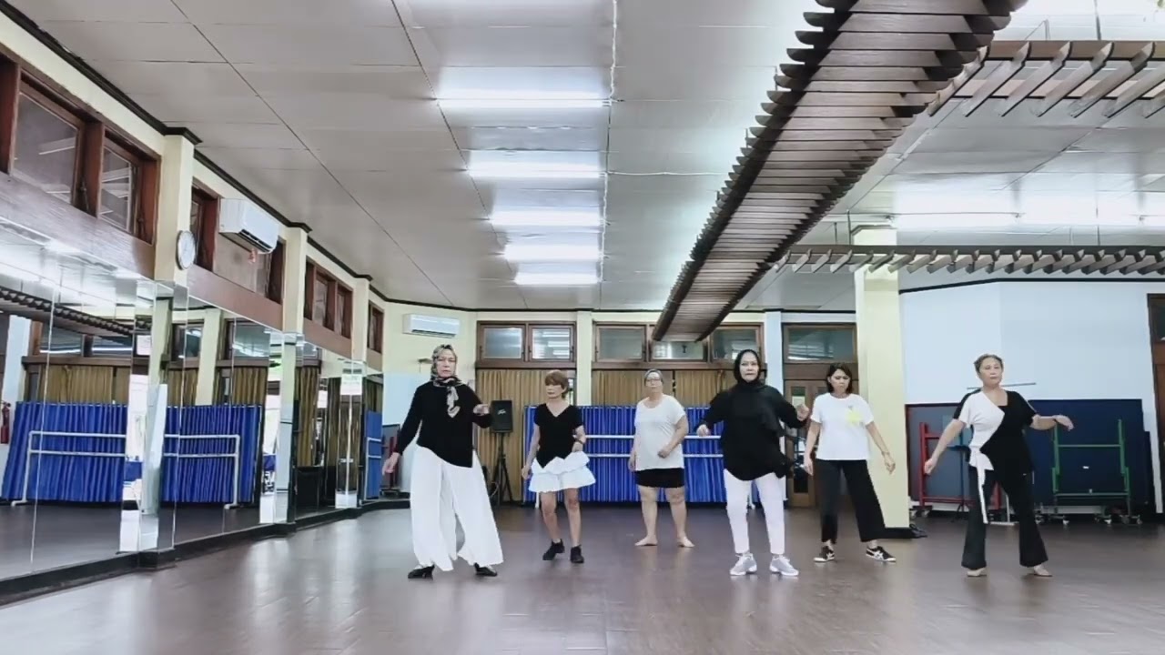Love Is A Game Line Dance/Choreo:Maggie Gallagher(UK)-February2026Music:Love Is A Game-TheCastellows