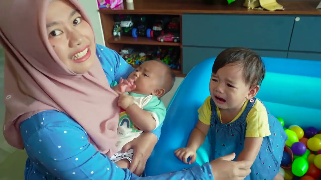 ARUMI MAIN MANDI BOLA DITEMANI MAMA AZAM MALAH NANGIS