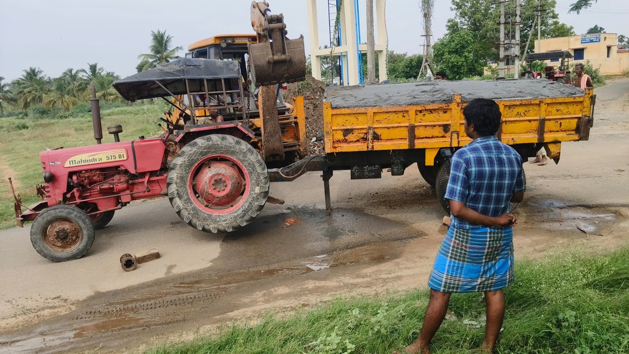 Mahindra 575 tractor back wheel axle cut on road so jcb helping tractor sifting another place