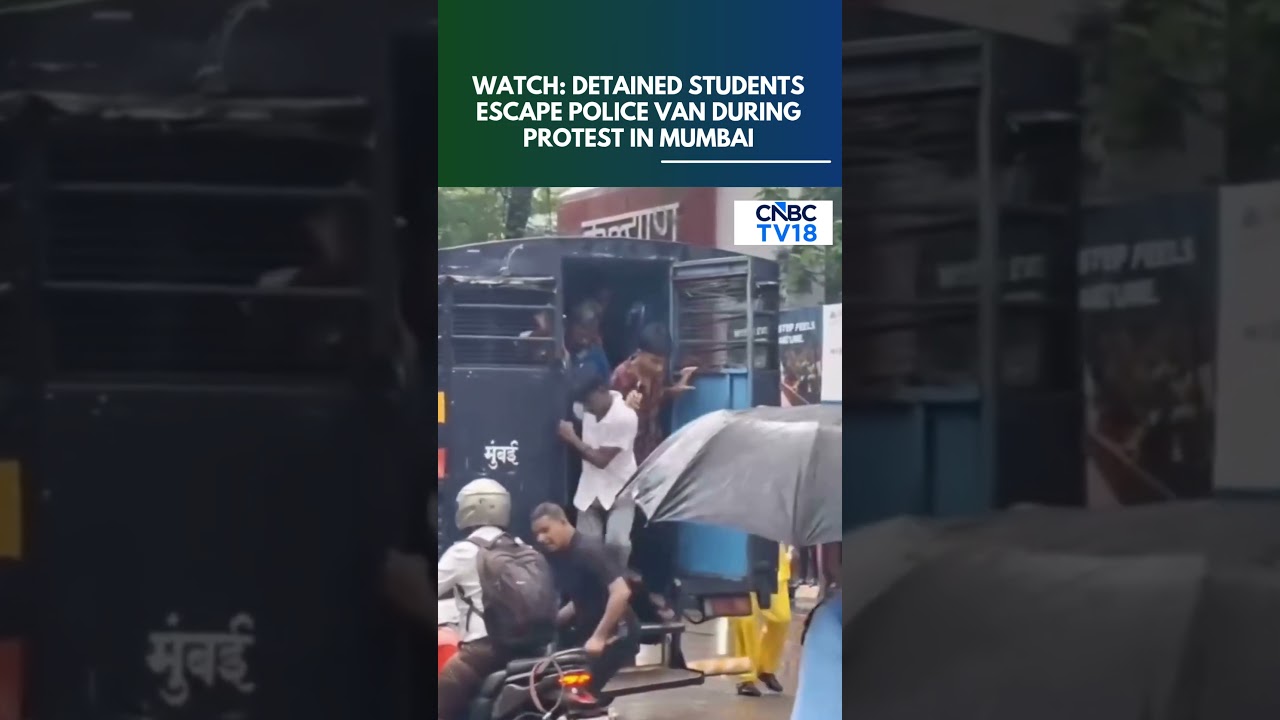 WATCH | Mumbai Protest Viral Video: Students Escape From Police Van | N18S