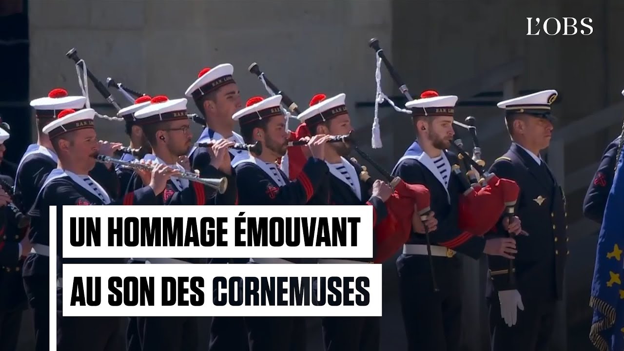 L'émouvante musique des cornemuses accompagnant l'arrivée des cercueils