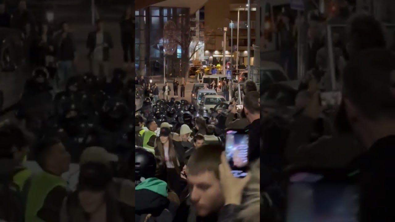 Sukob policije i studenata ispred RTSa #srbija #protesti #blokade #studenti #beograd #rts