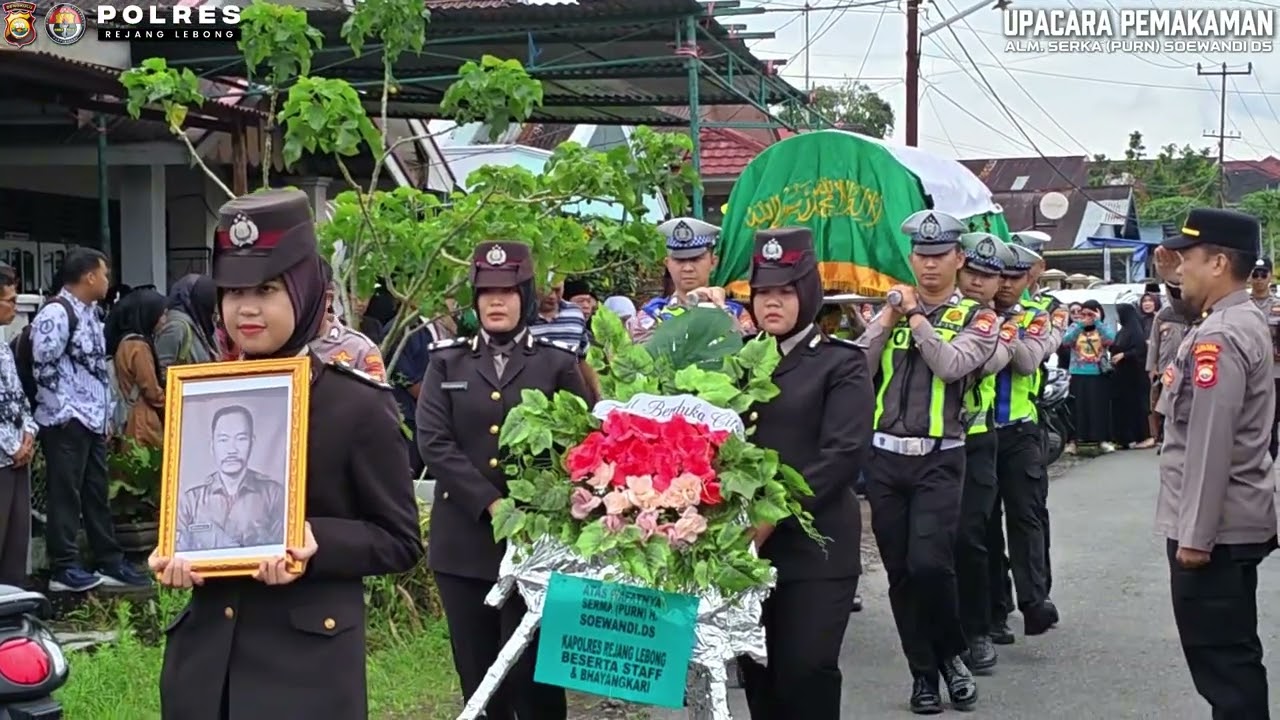 Suasana khidmat menyelimuti prosesi pemakaman almarhum SERKA (PURN) Soewandi DS