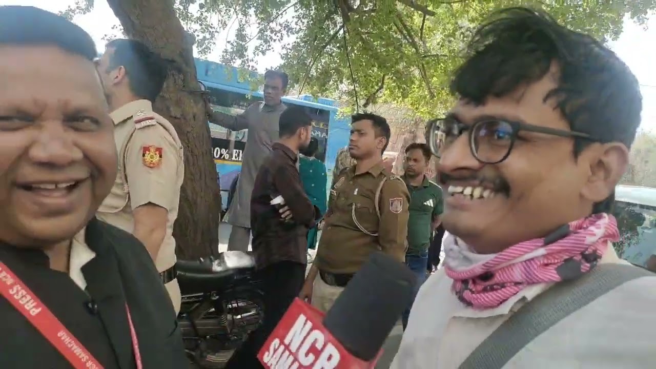 Kale Kanoon ke  UGC ka pradarshan Ramleela ground ke bahar pradarshankariyon ko bus mein bhara Gaya