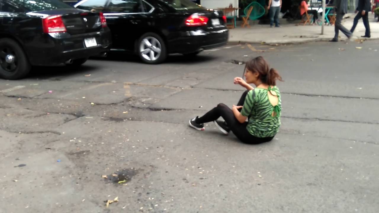 Mujer ebria en la calle, parte 2