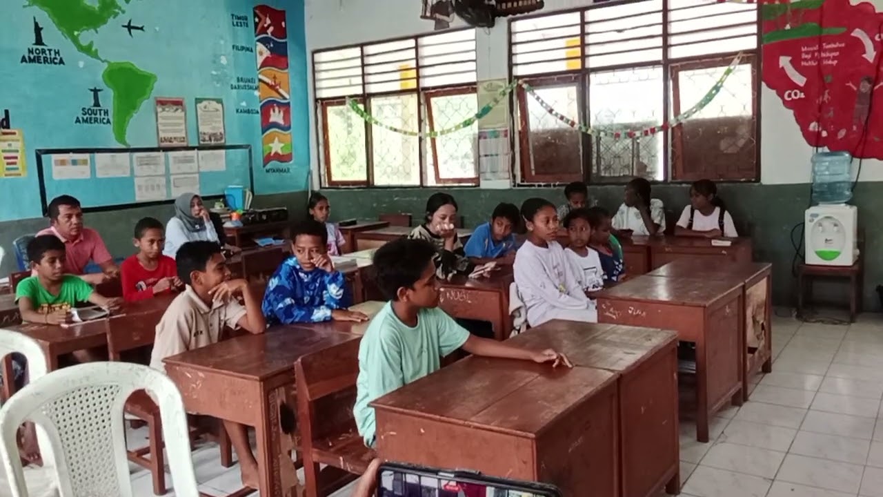 Para Pelajar Bahasa Inggris di Kalabahi Praktik English Speaking Dengan Bule Inggris 