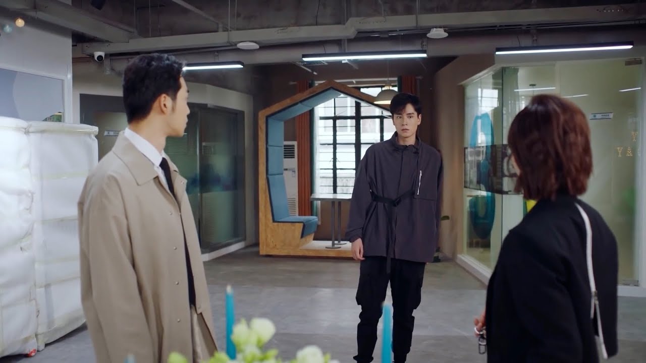 男主发现女友跟前任独处，醋意大发的他直接抱走女友！💖 中国电视剧 Chinesedrama Dramas