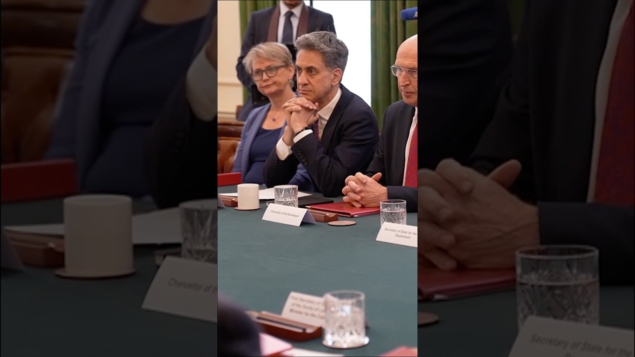 Бернем проводит первое заседание кабинета министров под бурные аплодисменты