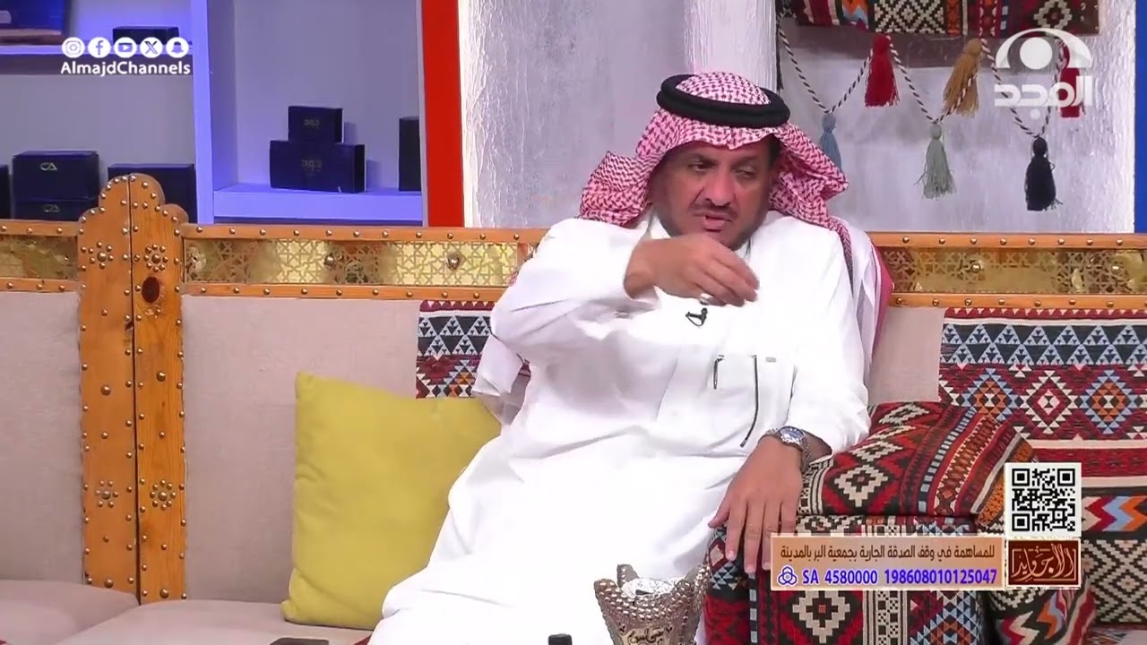 رجل في مجلس جاء له اتصال فكان رده عليه مثير للشبهات والنهاية صادمة!!  عبدالله المخيلد