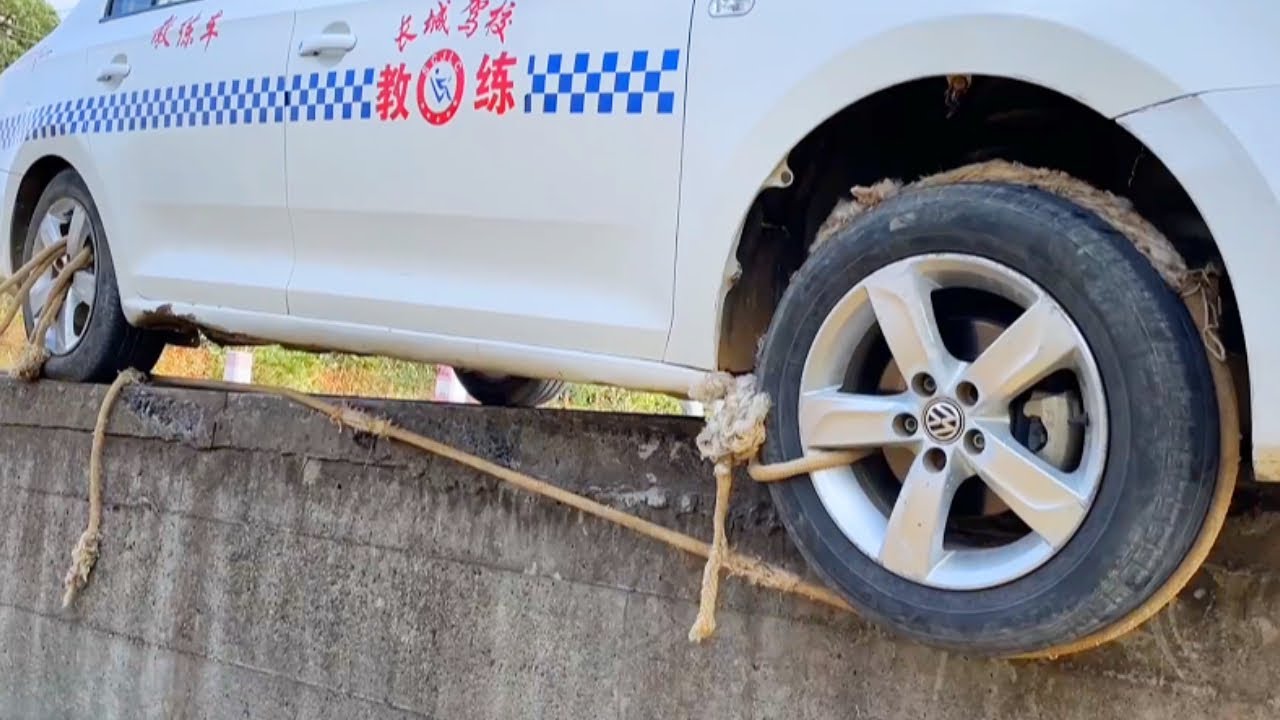 The Front Wheel Of The Car Fell Off The Road Sill, And The Female Driver Solved The Problem With A R
